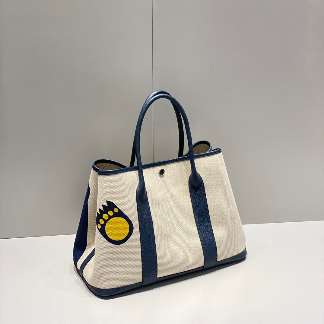 P1000 Garden Party Painted Graffiti
🇫🇷Original cowhide imported from Fjord, France, sewn with waxed threads, painted canvas crafted by master craftsmen, 🐎The color matching and painted graffiti are outstanding. Every bag can be called a work of art.
Real shot size 30 - Image 2