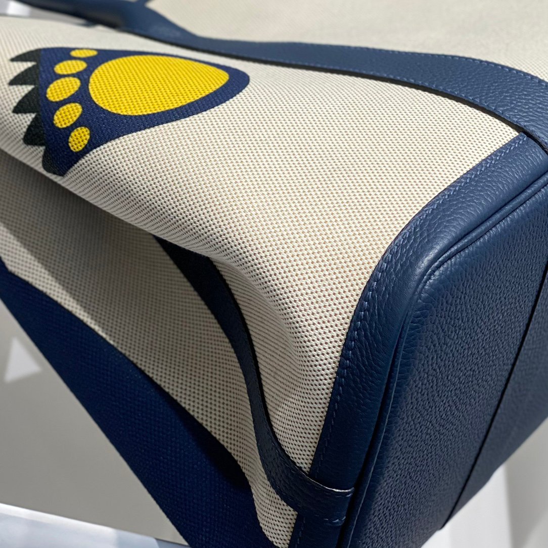 P1000 Garden Party Painted Graffiti
🇫🇷Original cowhide imported from Fjord, France, sewn with waxed threads, painted canvas crafted by master craftsmen, 🐎The color matching and painted graffiti are outstanding. Every bag can be called a work of art.
Real shot size 30 - Image 4