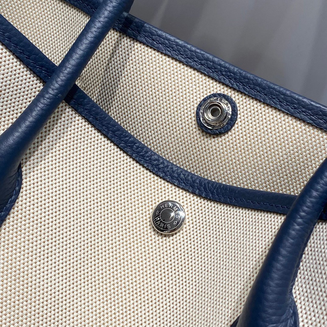 P1000 Garden Party Painted Graffiti
🇫🇷Original cowhide imported from Fjord, France, sewn with waxed threads, painted canvas crafted by master craftsmen, 🐎The color matching and painted graffiti are outstanding. Every bag can be called a work of art.
Real shot size 30 - Image 5