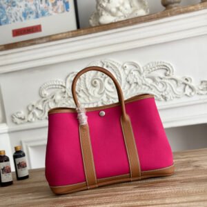 P1000 garden party garden bag
Canvas Magnolia pink golden brown, the most beautiful color matching,
Be self-respecting and light as a commuter or mommy bag first
Integration of appearance and practicality
Size: 30cm