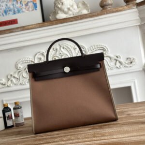 P410 Hermers popular herbag 31cm
The design is inspired by saddle bags,
The body of the bag is made of canvas, with outer seams
The shoulder straps and handles are leather.
The appearance is very similar to Kelly,
But it’s much lighter than Kelly!