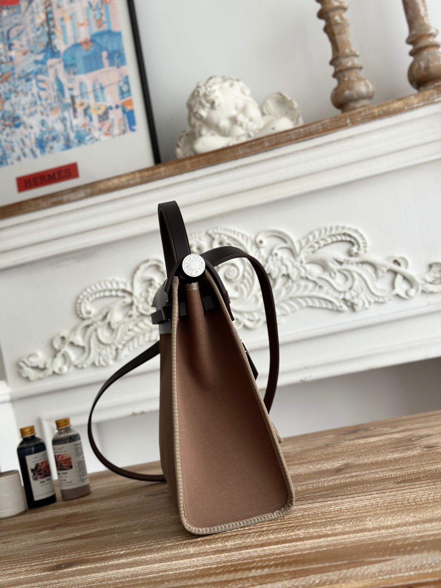 P410 Hermers popular herbag 31cm
The design is inspired by saddle bags,
The body of the bag is made of canvas, with outer seams
The shoulder straps and handles are leather.
The appearance is very similar to Kelly,
But it’s much lighter than Kelly! - Image 2