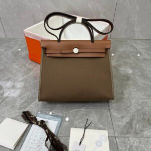 P410 Herbag ("She can only be found but not sought" is the best interpretation of Herbag, an it bag, by specialty stores now. Although it is a high-end product, we have been developing it for a long time and the technology is quite mature. As long as you can trust me and get it in your hands, I can guarantee that you will really give it a thumbs up. The biggest reason why you are snickering is that you spent one-tenth of the price to buy one with the same quality. No one will be happy to leave it alone. The world's top real imported leather is more than enough to compare with any version. Details: Original steel, with original Double high-dimensional waterproof cloth, but lighter than full leather. The entire bag can be disassembled and dispersed. It is easy to clean. It is very suitable for daily practical use (men and women). It is not too exaggerated. It is very low-key and academic, versatile and not dull. It is an entry-level Hermes model. It also comes with a small bag that can easily put lip keys and cash. It also has annual production marks made by different old craftsmen. The only identification of the artistic limited edition of Hermes Hermes! PM size: Height 25* Width 31* Depth 10 It still belongs to the Herbag series. It has a mature and comfortable design and is very suitable for dating. The market reference price is about 19,000 RMB!