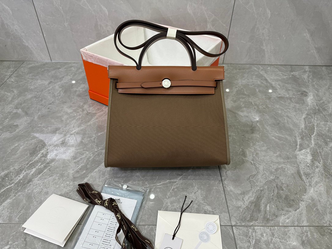 P410 Herbag ("She can only be found but not sought" is the best interpretation of Herbag, an it bag, by specialty stores now. Although it is a high-end product, we have been developing it for a long time and the technology is quite mature. As long as you can trust me and get it in your hands, I can guarantee that you will really give it a thumbs up. The biggest reason why you are snickering is that you spent one-tenth of the price to buy one with the same quality. No one will be happy to leave it alone. The world's top real imported leather is more than enough to compare with any version. Details: Original steel, with original Double high-dimensional waterproof cloth, but lighter than full leather. The entire bag can be disassembled and dispersed. It is easy to clean. It is very suitable for daily practical use (men and women). It is not too exaggerated. It is very low-key and academic, versatile and not dull. It is an entry-level Hermes model. It also comes with a small bag that can easily put lip keys and cash. It also has annual production marks made by different old craftsmen. The only identification of the artistic limited edition of Hermes Hermes! PM size: Height 25* Width 31* Depth 10 It still belongs to the Herbag series. It has a mature and comfortable design and is very suitable for dating. The market reference price is about 19,000 RMB!