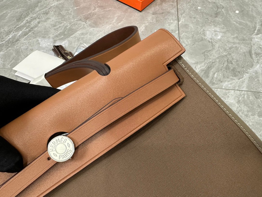 P410 Herbag ("She can only be found but not sought" is the best interpretation of Herbag, an it bag, by specialty stores now. Although it is a high-end product, we have been developing it for a long time and the technology is quite mature. As long as you can trust me and get it in your hands, I can guarantee that you will really give it a thumbs up. The biggest reason why you are snickering is that you spent one-tenth of the price to buy one with the same quality. No one will be happy to leave it alone. The world's top real imported leather is more than enough to compare with any version. Details: Original steel, with original Double high-dimensional waterproof cloth, but lighter than full leather. The entire bag can be disassembled and dispersed. It is easy to clean. It is very suitable for daily practical use (men and women). It is not too exaggerated. It is very low-key and academic, versatile and not dull. It is an entry-level Hermes model. It also comes with a small bag that can easily put lip keys and cash. It also has annual production marks made by different old craftsmen. The only identification of the artistic limited edition of Hermes Hermes! PM size: Height 25* Width 31* Depth 10 It still belongs to the Herbag series. It has a mature and comfortable design and is very suitable for dating. The market reference price is about 19,000 RMB! - Image 5