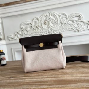 P850 H mini herbag
Fragrant little canvas bag, leather cloth, exquisite and portable
Definitely a replacement for all similar messenger bags
The length of the shoulder strap is just right and the design is not fussy.
Size: 20