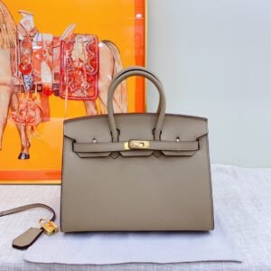 P460-480
🐴Birkin platinum palmprint EP leather outer seams💕💕out for sale soon!
Original EP leather, exclusive quality in the market👍🏻High-end hardware, exquisite workmanship, fashionable and versatile! Every detail is done with care, a real hit! The picture above must sell! ! !
Size: 25cm 30cm