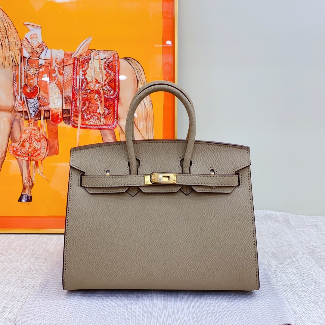 P460-480
🐴Birkin platinum palmprint EP leather outer seams💕💕out for sale soon!
Original EP leather, exclusive quality in the market👍🏻High-end hardware, exquisite workmanship, fashionable and versatile! Every detail is done with care, a real hit! The picture above must sell! ! !
Size: 25cm 30cm - Image 2