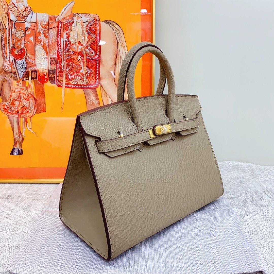 P460-480
🐴Birkin platinum palmprint EP leather outer seams💕💕out for sale soon!
Original EP leather, exclusive quality in the market👍🏻High-end hardware, exquisite workmanship, fashionable and versatile! Every detail is done with care, a real hit! The picture above must sell! ! !
Size: 25cm 30cm - Image 3