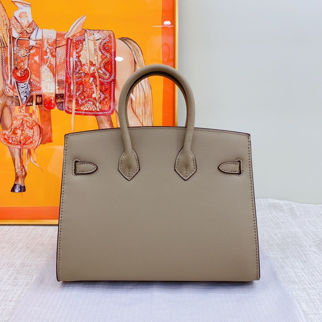 P460-480
🐴Birkin platinum palmprint EP leather outer seams💕💕out for sale soon!
Original EP leather, exclusive quality in the market👍🏻High-end hardware, exquisite workmanship, fashionable and versatile! Every detail is done with care, a real hit! The picture above must sell! ! !
Size: 25cm 30cm - Image 4