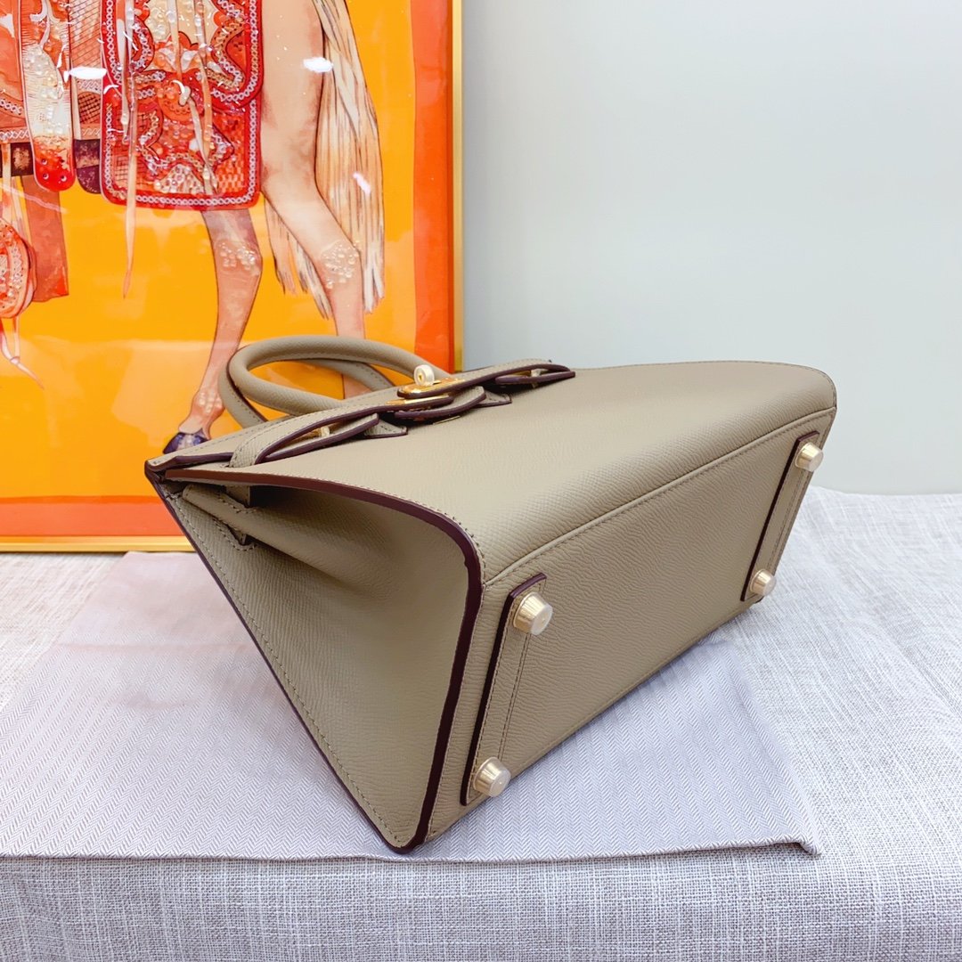 P460-480
🐴Birkin platinum palmprint EP leather outer seams💕💕out for sale soon!
Original EP leather, exclusive quality in the market👍🏻High-end hardware, exquisite workmanship, fashionable and versatile! Every detail is done with care, a real hit! The picture above must sell! ! !
Size: 25cm 30cm - Image 5