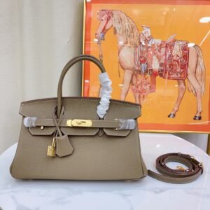 P340
Love Horse🐴2024 The latest season’s hottest item👍👍Shoulder Birkin horizontal version platinum bag first layer cowhide Togo leather
The top of the new bag, the brand new 29 size, is like cutting the usual Birkin in half, much lighter, both capable and soft, and more suitable for daily use. In terms of capacity, it can hold large mobile phones, daily makeup and other daily belongings. 29cm