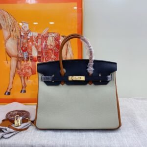 P290-310-330
🐴H’s platinum color-blocked gold buckle💕💕 is now shipped! Platinum birkinTOGO cowhide, full of grain, market exclusive quality💯high-end hardware, exquisite workmanship, fashionable and versatile! The real thing is super beautiful [strong] so beautiful [rose] If you repost the picture, it will definitely sell!
Mini: length 20 height 14 width 8CM
Small size: length 25 height 19 width 10CM
Medium size: length 30, height 23, width 12CM