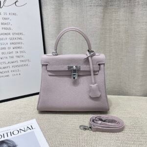 P310-330
Kelly Kelly👇👇👇 love this texture
Soft and waxy imported Togo calfskin
Equipped with an adjustable long shoulder strap that can be worn on one shoulder, across the body, or carried in the hand
Spot size 20#25#