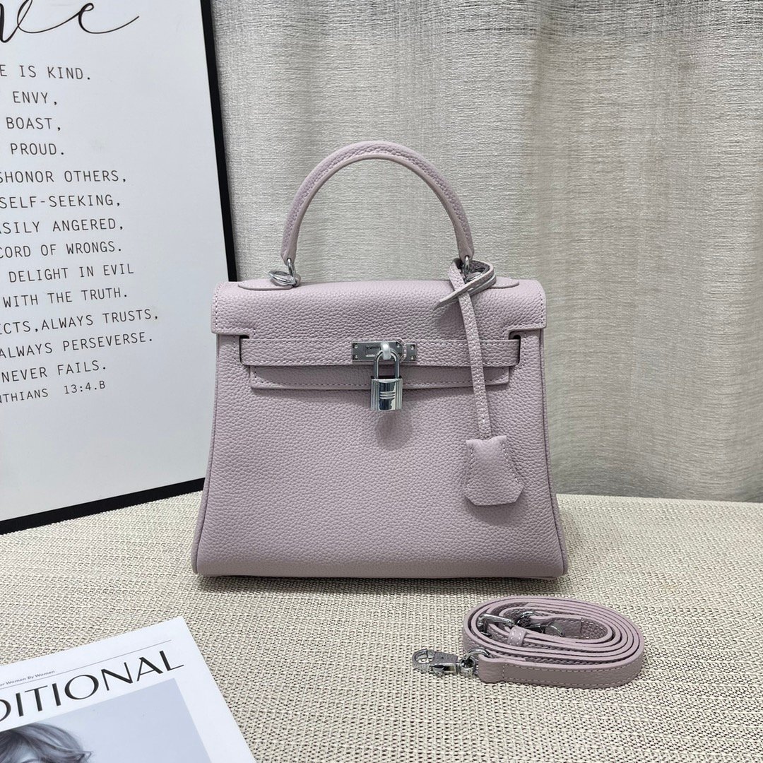 P310-330
Kelly Kelly👇👇👇 love this texture
Soft and waxy imported Togo calfskin
Equipped with an adjustable long shoulder strap that can be worn on one shoulder, across the body, or carried in the hand
Spot size 20#25#