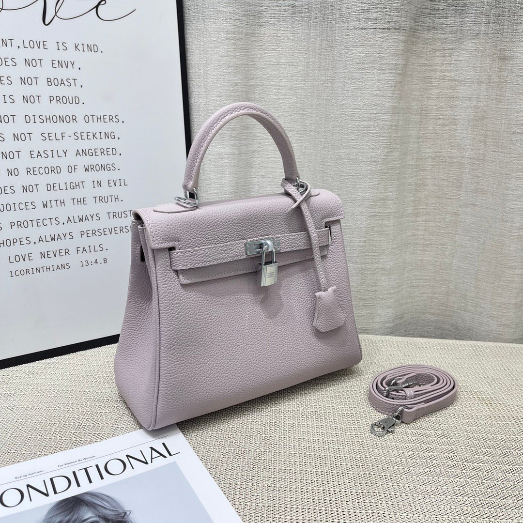 P310-330
Kelly Kelly👇👇👇 love this texture
Soft and waxy imported Togo calfskin
Equipped with an adjustable long shoulder strap that can be worn on one shoulder, across the body, or carried in the hand
Spot size 20#25# - Image 2