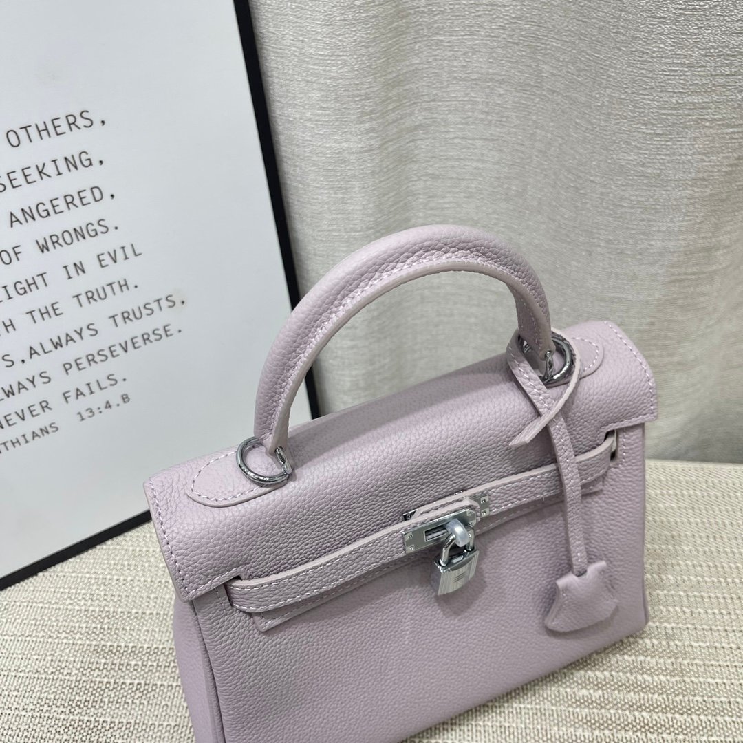 P310-330
Kelly Kelly👇👇👇 love this texture
Soft and waxy imported Togo calfskin
Equipped with an adjustable long shoulder strap that can be worn on one shoulder, across the body, or carried in the hand
Spot size 20#25# - Image 3