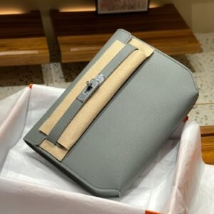 P330
The most popular item! kelly depeches 25 epsom leather, four uses: clutch bag, hand bag, single shoulder underarm bag, long strap crossbody bag, silver buckle, first-layer palmprint cowhide with microfiber, with two shoulder straps for hand carry and crossbody➕underarm shoulder strap~