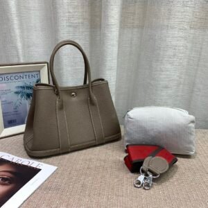 P460-480 [Love][Love][Love]H Garden Party Garden bag is open to those who are big bag lovers, don’t ask how much it can hold, as long as you can lift it, you can pack it as you like [呲呲][呲呲]
Spot 30#36#