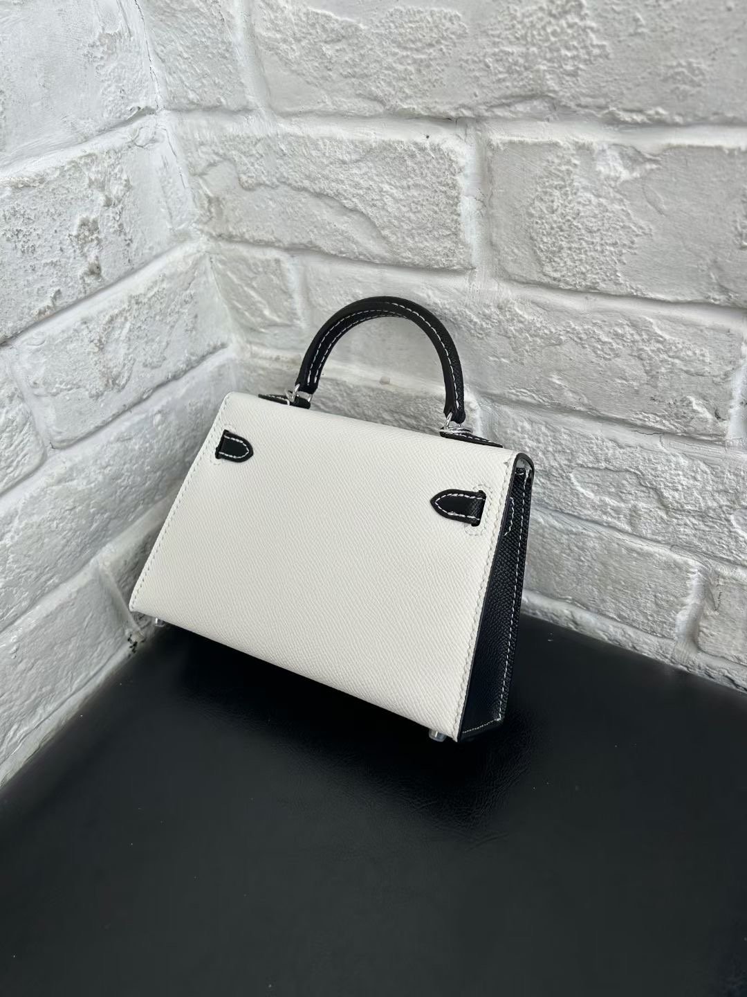 P360 ☑ kelly Kelly second generation 19cm• white black
EPSOM | EP pattern • Cowhide, original superfiber lining.
The original version and every detail are made with care, making it a hit! The picture above must sell! ! ! - Image 3