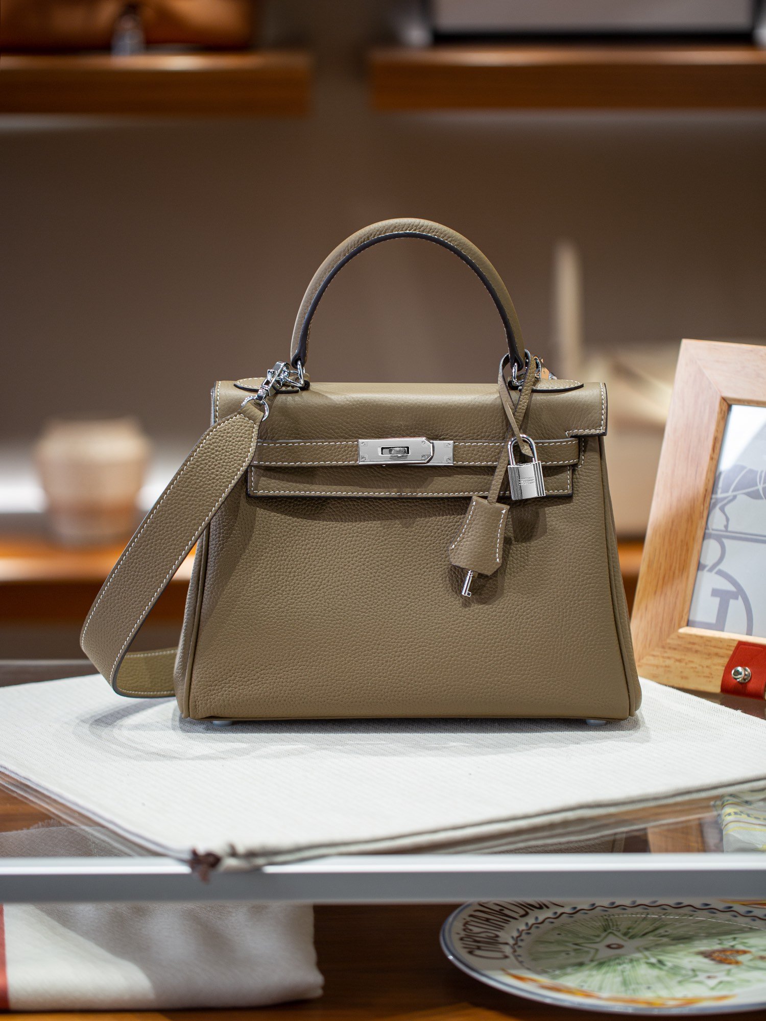 P510
𝐊𝐞𝐥𝐥𝐲𝟐𝟖Inseam version, +4 old money style ceiling
▪️Coding: H7-28 Elephant Gray (Silver Buckle)
First layer of Togo cowhide, real gold electroplated hardware
Comes with two shoulder straps, thin strap for crossbody, wide strap for one shoulder
The shoulder straps are also made of first-layer Togo cowhide. - Image 2