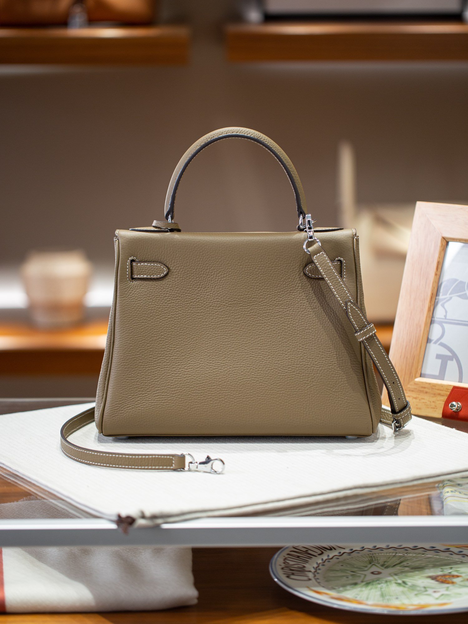 P510
𝐊𝐞𝐥𝐥𝐲𝟐𝟖Inseam version, +4 old money style ceiling
▪️Coding: H7-28 Elephant Gray (Silver Buckle)
First layer of Togo cowhide, real gold electroplated hardware
Comes with two shoulder straps, thin strap for crossbody, wide strap for one shoulder
The shoulder straps are also made of first-layer Togo cowhide. - Image 3