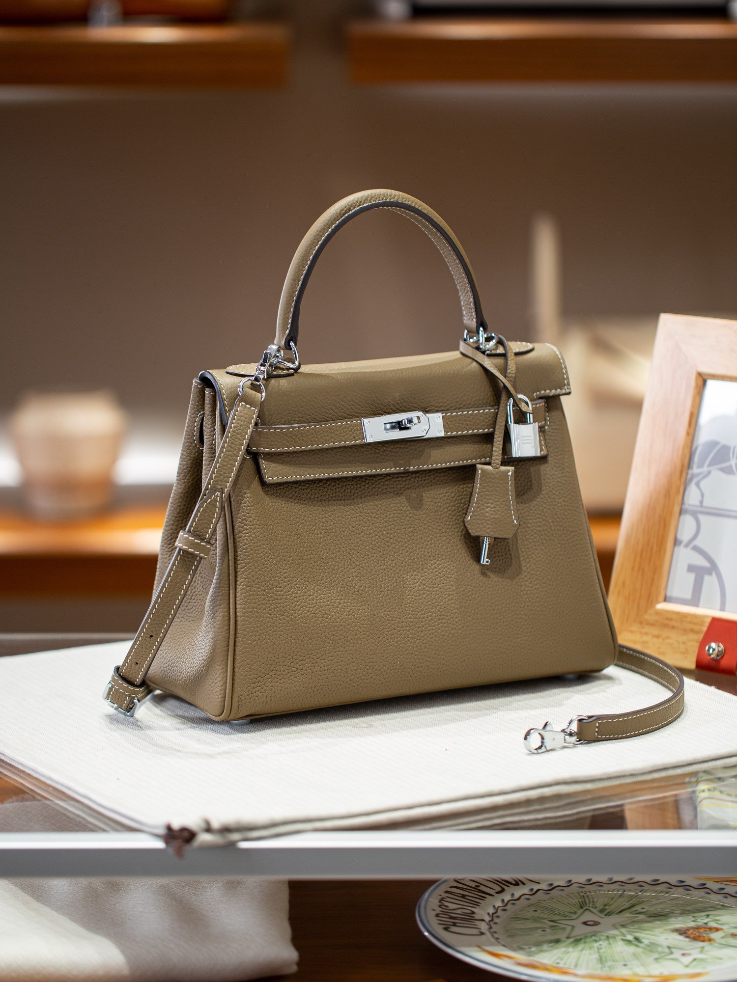 P510
𝐊𝐞𝐥𝐥𝐲𝟐𝟖Inseam version, +4 old money style ceiling
▪️Coding: H7-28 Elephant Gray (Silver Buckle)
First layer of Togo cowhide, real gold electroplated hardware
Comes with two shoulder straps, thin strap for crossbody, wide strap for one shoulder
The shoulder straps are also made of first-layer Togo cowhide. - Image 4