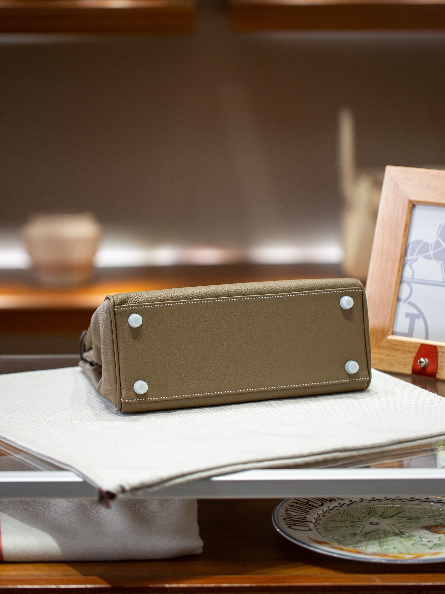 P510
𝐊𝐞𝐥𝐥𝐲𝟐𝟖Inseam version, +4 old money style ceiling
▪️Coding: H7-28 Elephant Gray (Silver Buckle)
First layer of Togo cowhide, real gold electroplated hardware
Comes with two shoulder straps, thin strap for crossbody, wide strap for one shoulder
The shoulder straps are also made of first-layer Togo cowhide. - Image 5