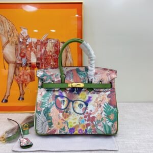 P490
Love🐴The latest platinum painting graffiti hot style🔥
Birkin bag, advanced customization, first-layer pebbled cowhide, original hardware🐴, animal jungle graphic painting, the craftsmanship of this bag is unparalleled, perfect flip arc and three-dimensional sense, quality assurance! Hard to find a pack~
size：30cm