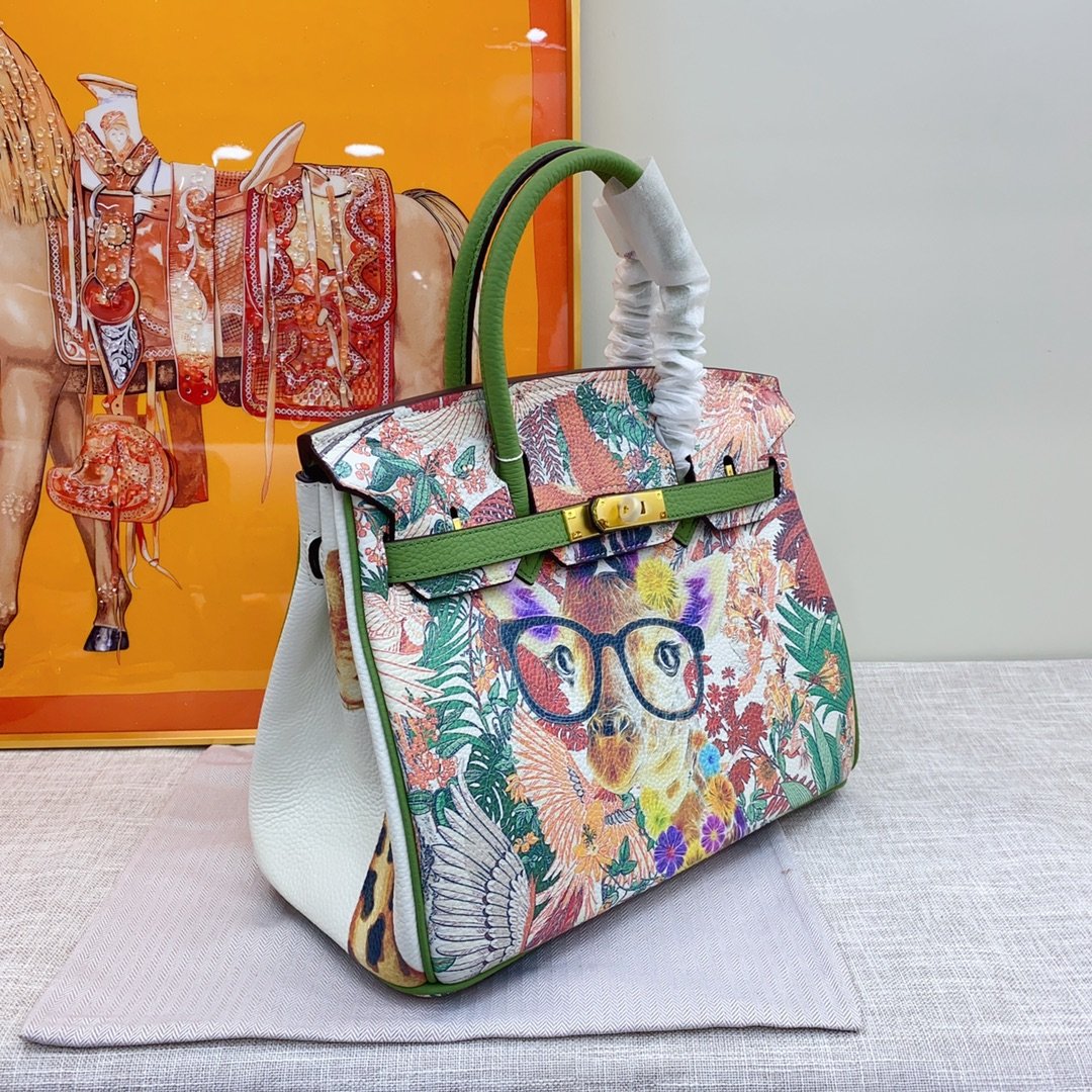 P490
Love🐴The latest platinum painting graffiti hot style🔥
Birkin bag, advanced customization, first-layer pebbled cowhide, original hardware🐴, animal jungle graphic painting, the craftsmanship of this bag is unparalleled, perfect flip arc and three-dimensional sense, quality assurance! Hard to find a pack~
size:30cm - Image 3