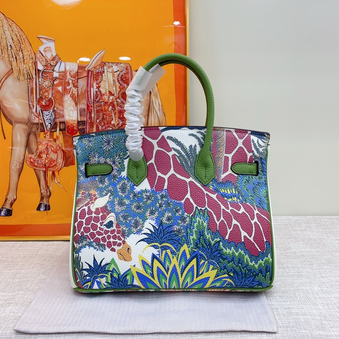 P490
Love🐴The latest platinum painting graffiti hot style🔥
Birkin bag, advanced customization, first-layer pebbled cowhide, original hardware🐴, animal jungle graphic painting, the craftsmanship of this bag is unparalleled, perfect flip arc and three-dimensional sense, quality assurance! Hard to find a pack~
size:30cm - Image 4