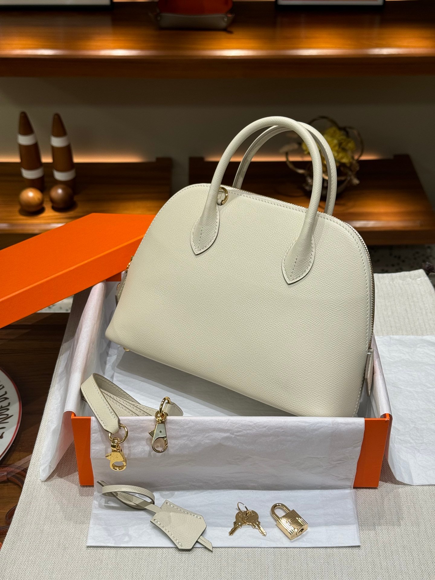 P370
bolide 25 original first-layer epsom leather, semi-handmade, mold-matched hardware, size: 25*18*9, total shoulder strap length 89cm, milkshake white (gold buckle) - Image 2