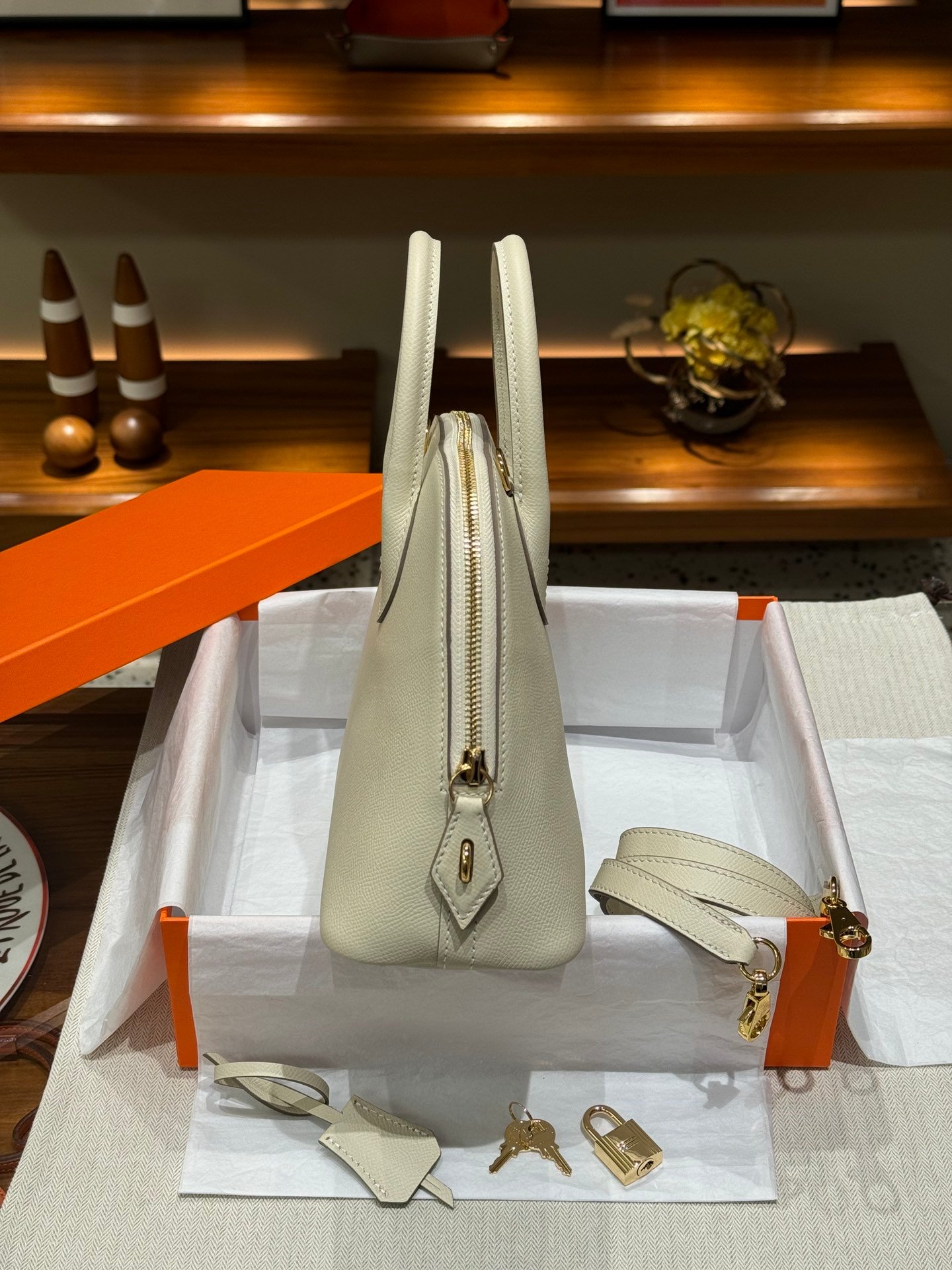 P370
bolide 25 original first-layer epsom leather, semi-handmade, mold-matched hardware, size: 25*18*9, total shoulder strap length 89cm, milkshake white (gold buckle) - Image 3