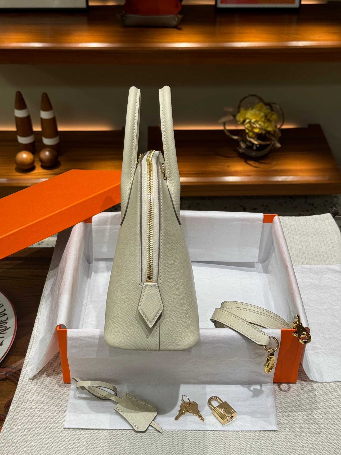 P370
bolide 25 original first-layer epsom leather, semi-handmade, mold-matched hardware, size: 25*18*9, total shoulder strap length 89cm, milkshake white (gold buckle) - Image 4