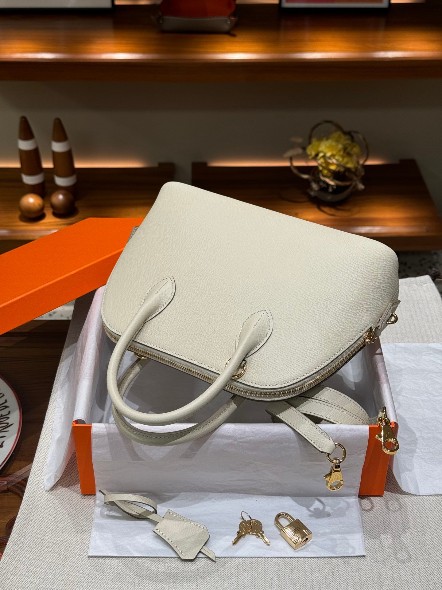 P370
bolide 25 original first-layer epsom leather, semi-handmade, mold-matched hardware, size: 25*18*9, total shoulder strap length 89cm, milkshake white (gold buckle) - Image 5