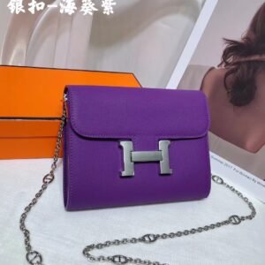 P290
Kangkang large wallet crossbody bag calfskin EP leather silver buckle ready stock🔥A style that can be used all year round🐴
Dimensions: length 18*width 5*height 14