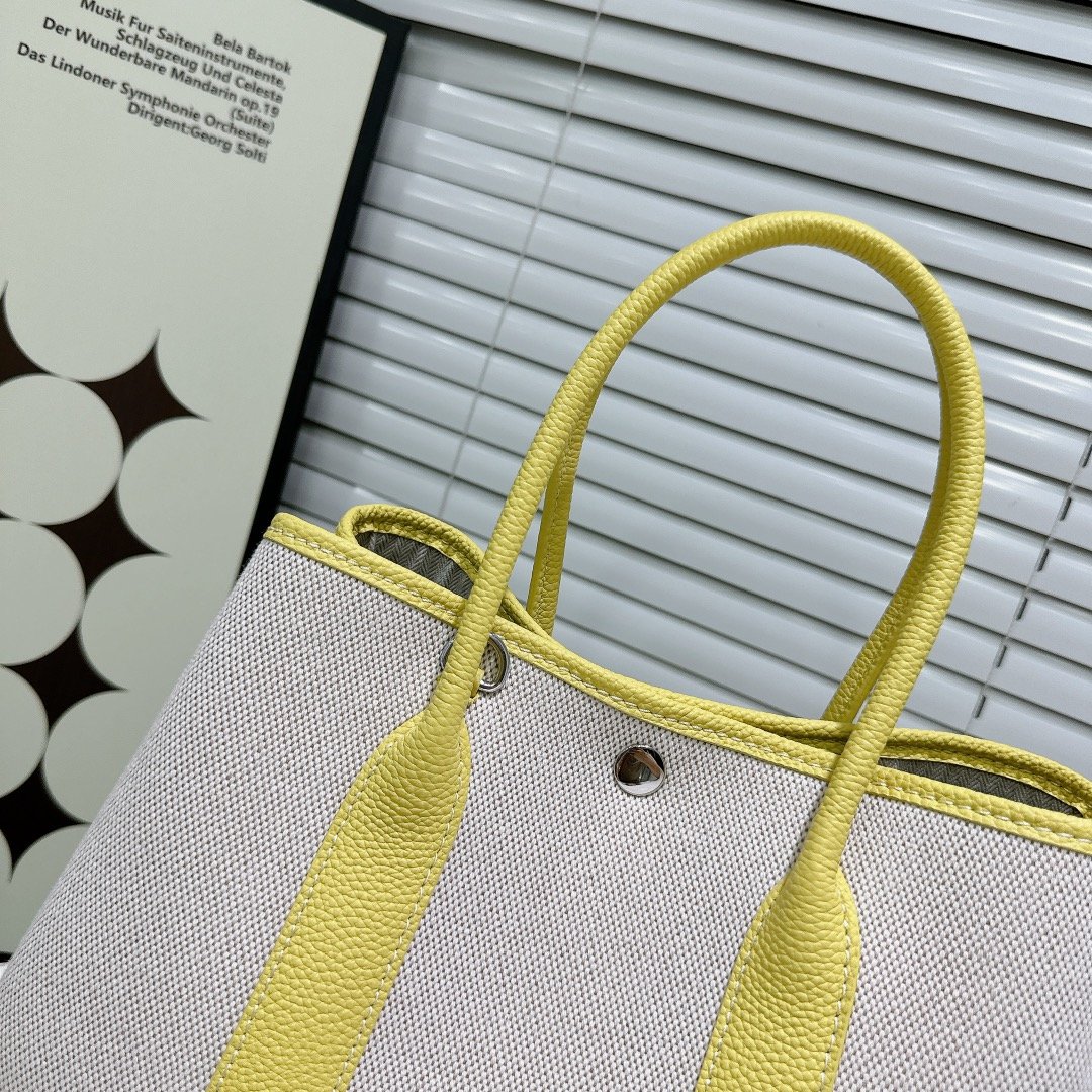 P310-330-340
🐴King of Commuting Garden Bag Canvas and Leather
Light and portable
Spot size
25# (with adjustable leather shoulder strap)
30#36# (with non-adjustable wide woven shoulder straps) - Image 4