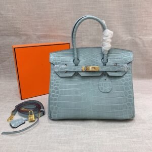P330-350-370
Crocodile pattern Birkin bag, made of first-layer cowhide, original customized hardware🌹🌹Full of temperament, very high-end and majestic, an eternal classic and instant favorite😘😘Size 25-30-35cm