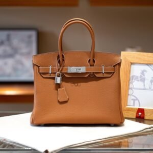 High version: batch: 780
Birkin30, a masterpiece handed down from generation to generation, meticulously crafted
Coding: h17-30 black (silver buckle)
First layer of Togo original leather, imported Saffy thread
Imported Finnis edge oil hand drawing process
Size: 30*22*16