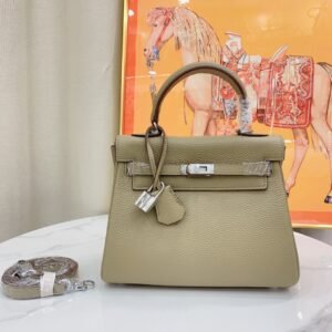 P300-310-330
Kelly (silver buckle) pebbled first layer cowhide 🐮
Kelly is simple but not simple, with a classic bag shape, textured first-layer cowhide with lychee pattern, and a silver lock buckle which is a highlight👍👍It has an elite temperament in the workplace~~
Size: 25cm 28cm 32cm