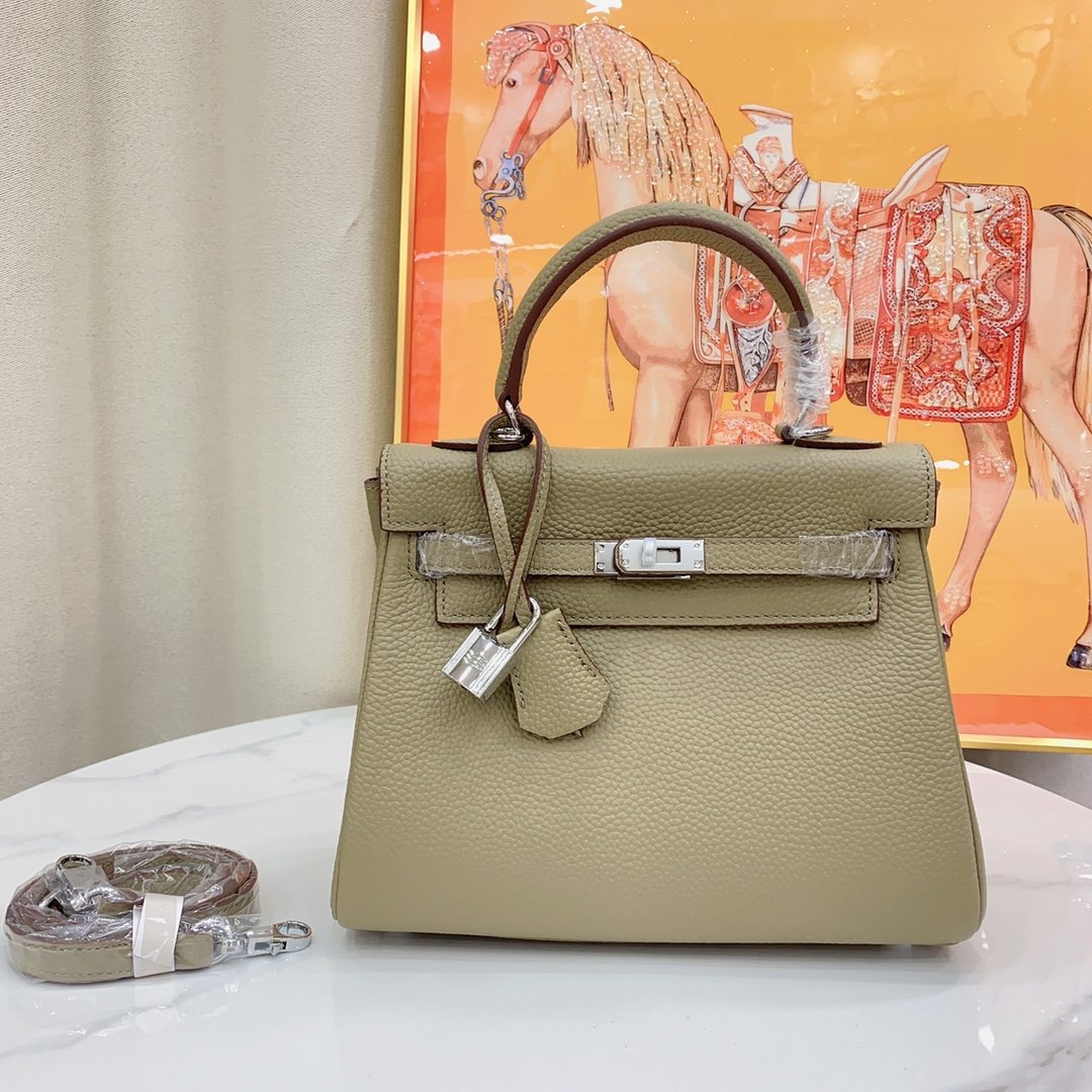 P300-310-330
Kelly (silver buckle) pebbled first layer cowhide 🐮
Kelly is simple but not simple, with a classic bag shape, textured first-layer cowhide with lychee pattern, and a silver lock buckle which is a highlight👍👍It has an elite temperament in the workplace~~
Size: 25cm 28cm 32cm
