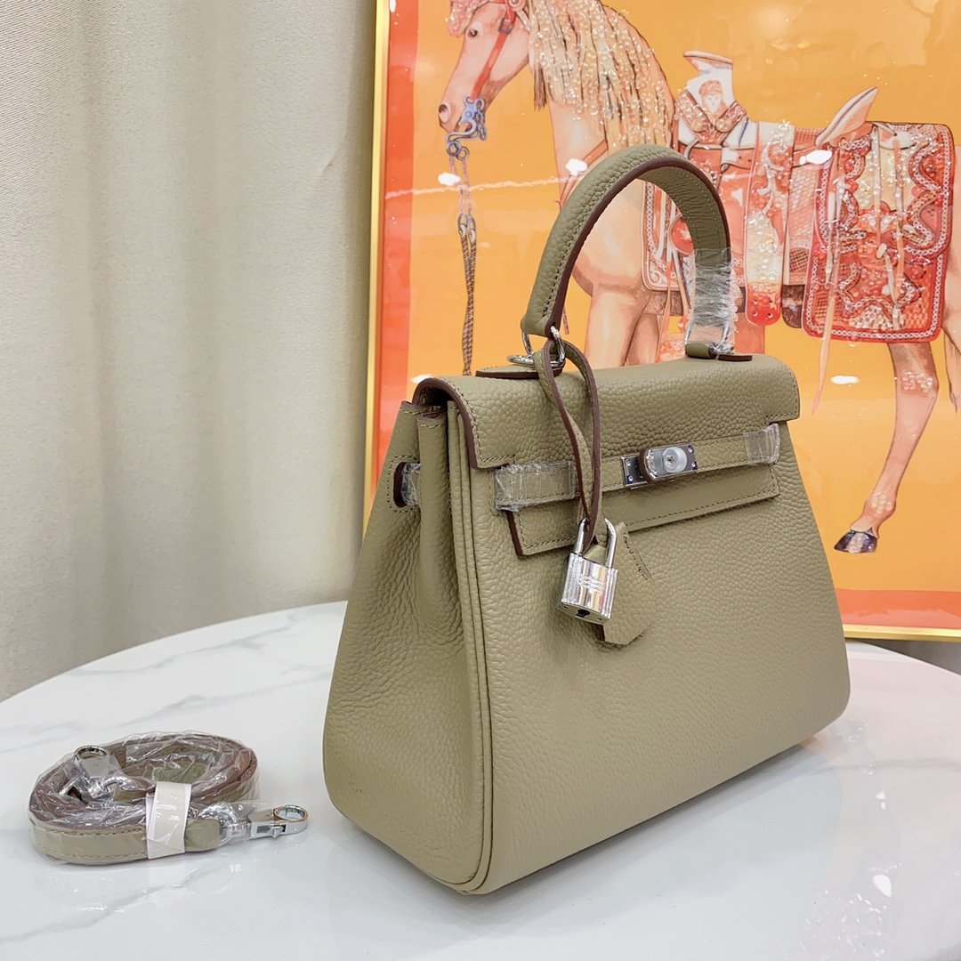 P300-310-330
Kelly (silver buckle) pebbled first layer cowhide 🐮
Kelly is simple but not simple, with a classic bag shape, textured first-layer cowhide with lychee pattern, and a silver lock buckle which is a highlight👍👍It has an elite temperament in the workplace~~
Size: 25cm 28cm 32cm - Image 2
