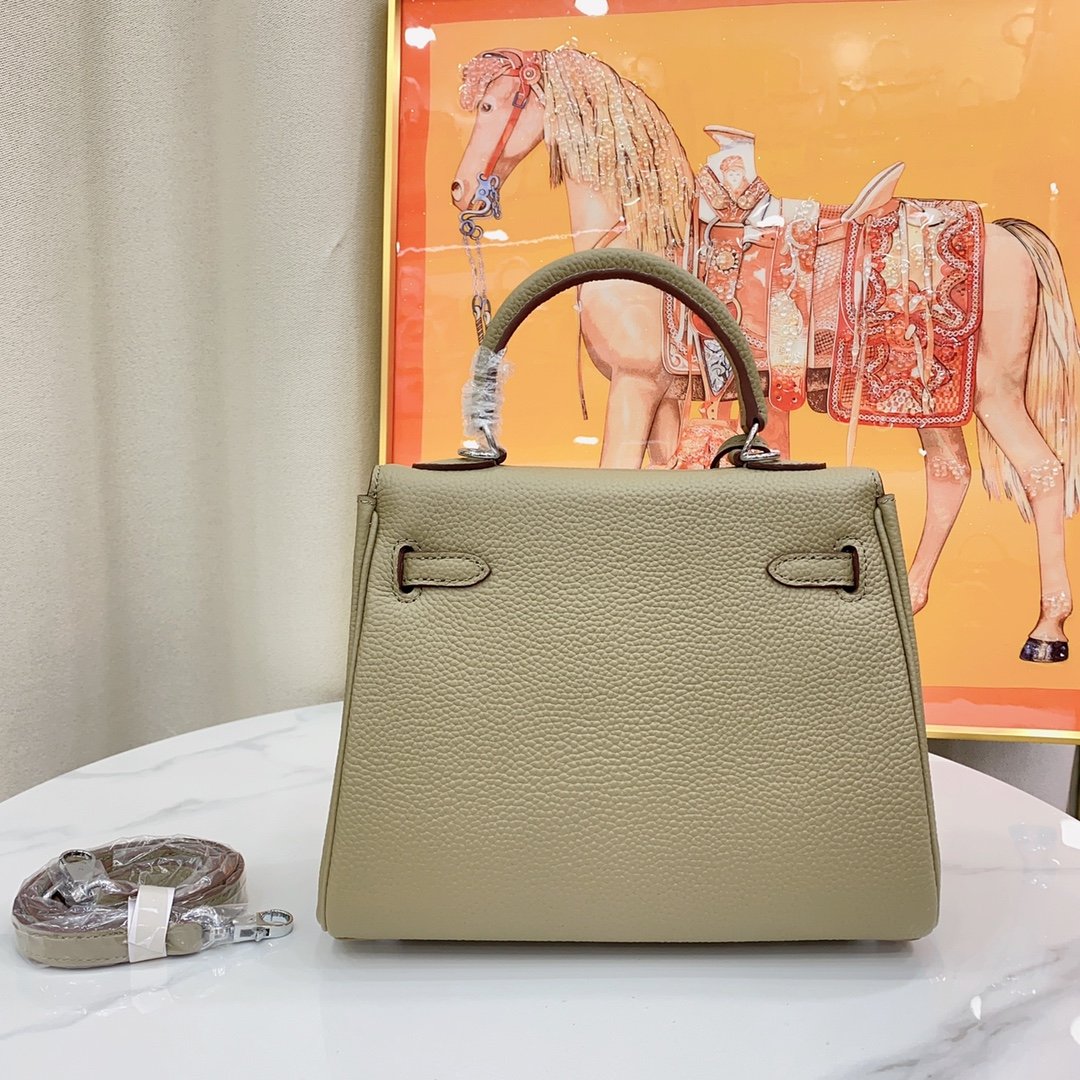P300-310-330
Kelly (silver buckle) pebbled first layer cowhide 🐮
Kelly is simple but not simple, with a classic bag shape, textured first-layer cowhide with lychee pattern, and a silver lock buckle which is a highlight👍👍It has an elite temperament in the workplace~~
Size: 25cm 28cm 32cm - Image 3