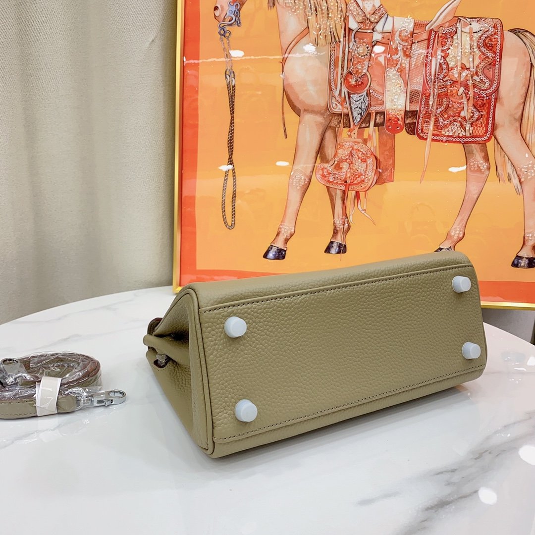 P300-310-330
Kelly (silver buckle) pebbled first layer cowhide 🐮
Kelly is simple but not simple, with a classic bag shape, textured first-layer cowhide with lychee pattern, and a silver lock buckle which is a highlight👍👍It has an elite temperament in the workplace~~
Size: 25cm 28cm 32cm - Image 4