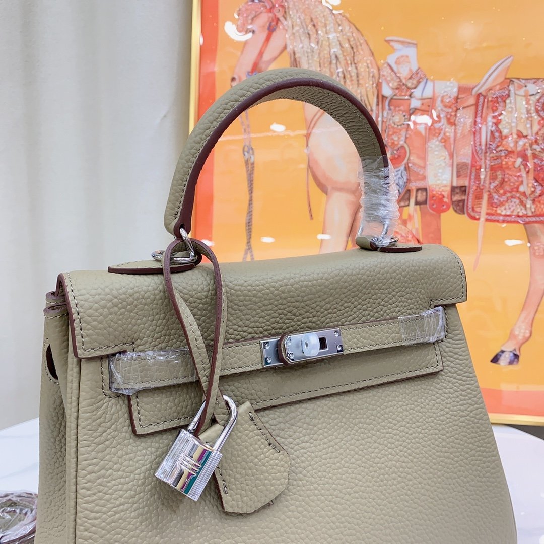 P300-310-330
Kelly (silver buckle) pebbled first layer cowhide 🐮
Kelly is simple but not simple, with a classic bag shape, textured first-layer cowhide with lychee pattern, and a silver lock buckle which is a highlight👍👍It has an elite temperament in the workplace~~
Size: 25cm 28cm 32cm - Image 5