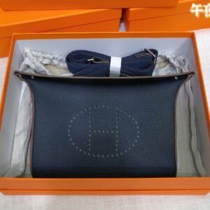 P330
Aimajia dinner plate bag Videpoches crossbody bag #midnightblue
Midnight Blue｜A color infinitely close to black✔️
Dimensions: length 21*width 5*height 18