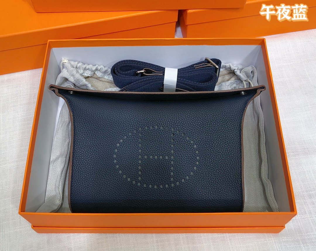 P330
Aimajia dinner plate bag Videpoches crossbody bag #midnightblue
Midnight Blue|A color infinitely close to black✔️
Dimensions: length 21*width 5*height 18