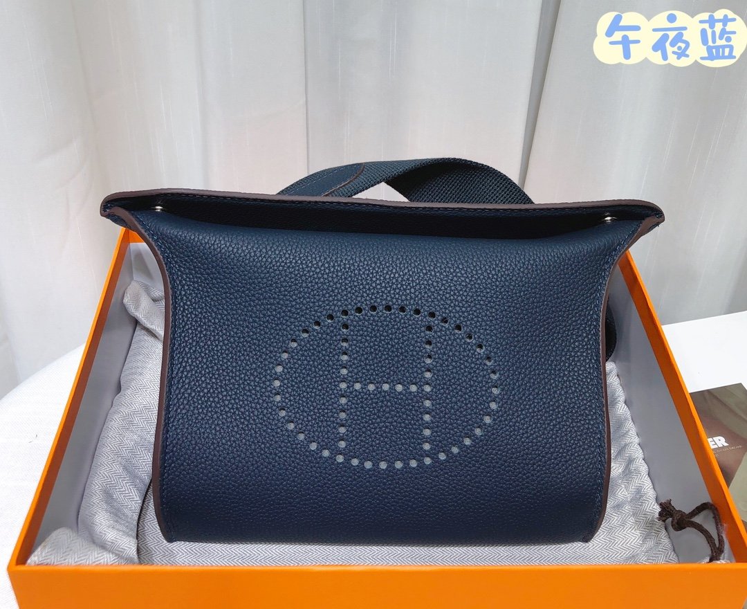 P330
Aimajia dinner plate bag Videpoches crossbody bag #midnightblue
Midnight Blue|A color infinitely close to black✔️
Dimensions: length 21*width 5*height 18 - Image 2