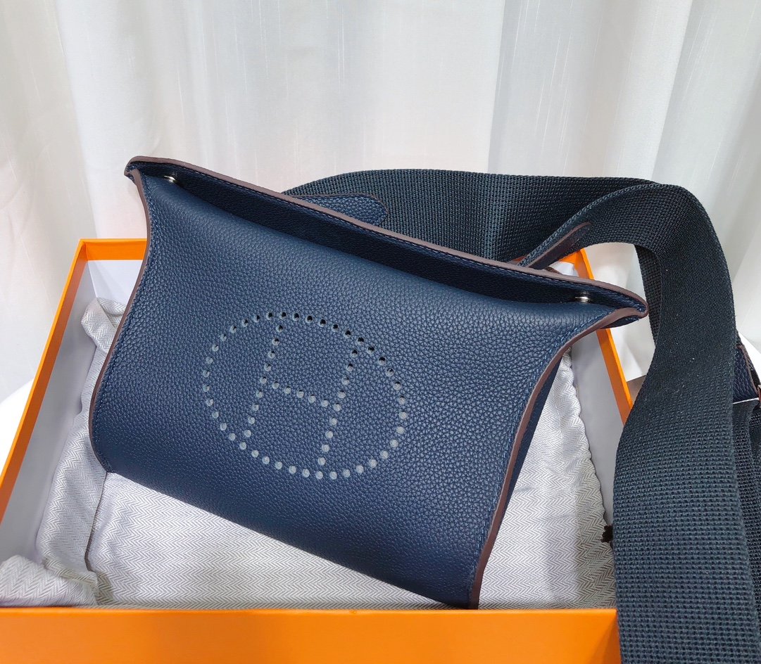 P330
Aimajia dinner plate bag Videpoches crossbody bag #midnightblue
Midnight Blue|A color infinitely close to black✔️
Dimensions: length 21*width 5*height 18 - Image 3