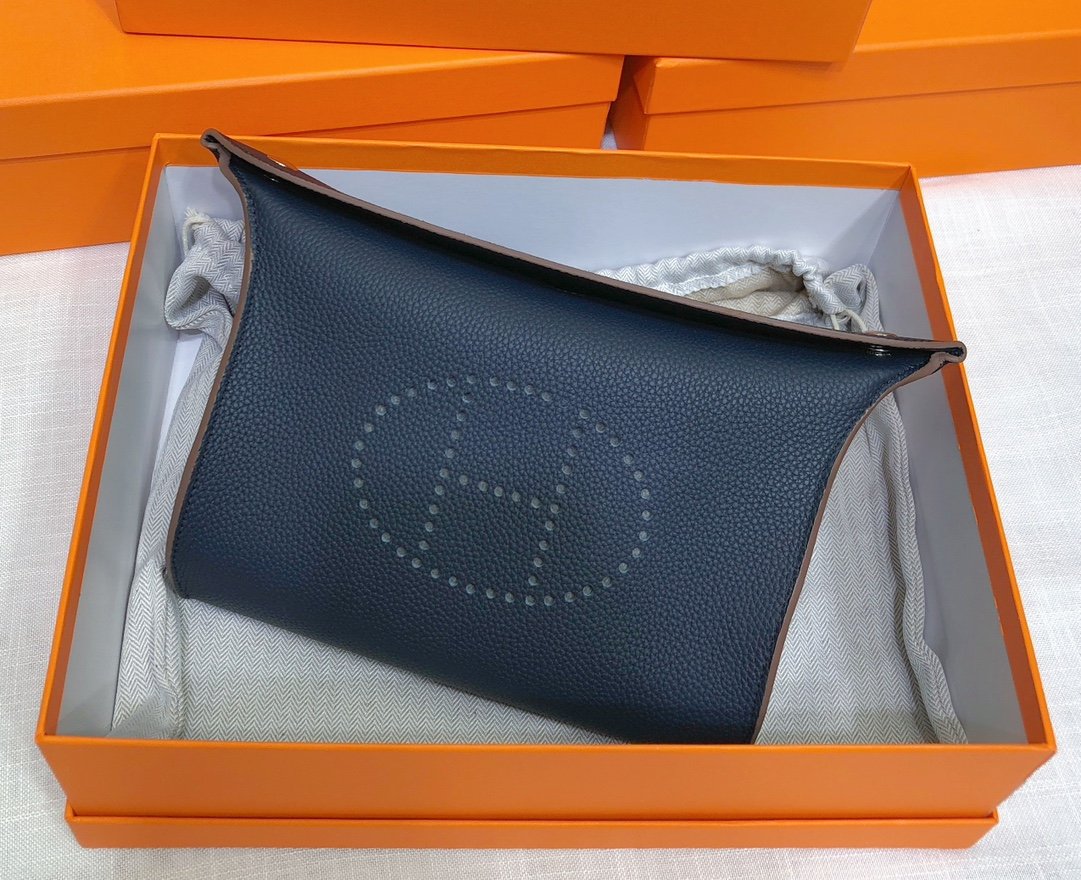 P330
Aimajia dinner plate bag Videpoches crossbody bag #midnightblue
Midnight Blue|A color infinitely close to black✔️
Dimensions: length 21*width 5*height 18 - Image 4